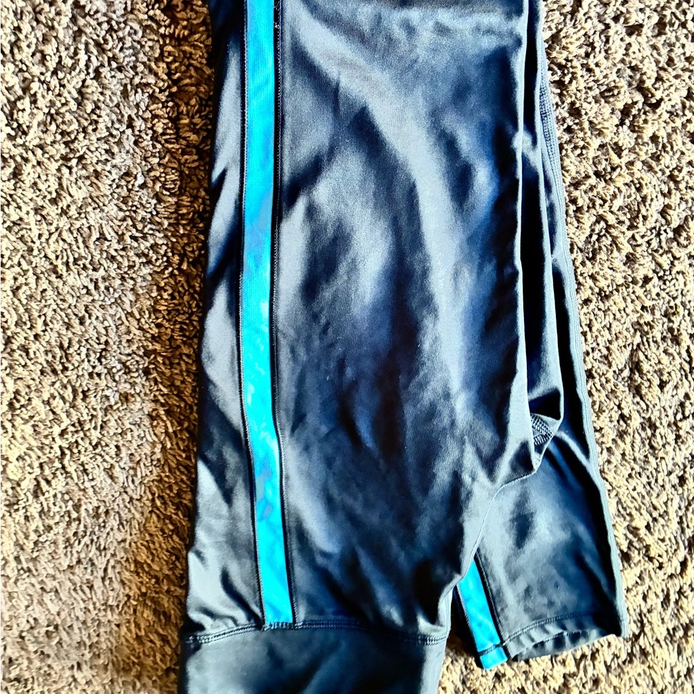Under Armour Purple and Black Leggings. Under Armoir black and blue leggings - Picture 4 of 8